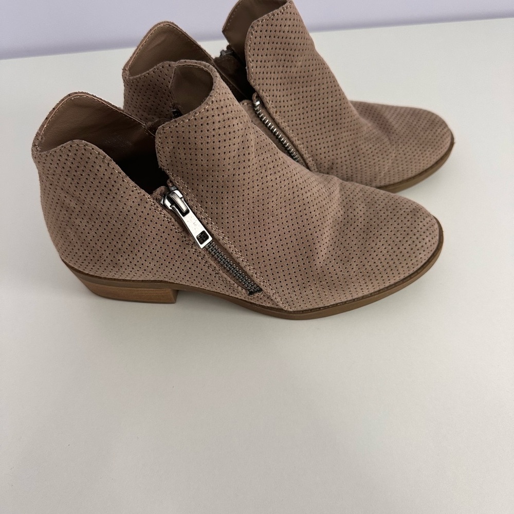 Universal Thread Tan Ankle Booties with Block Heel